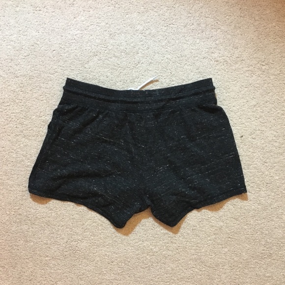 Black shorts with pockets - Picture 2 of 6